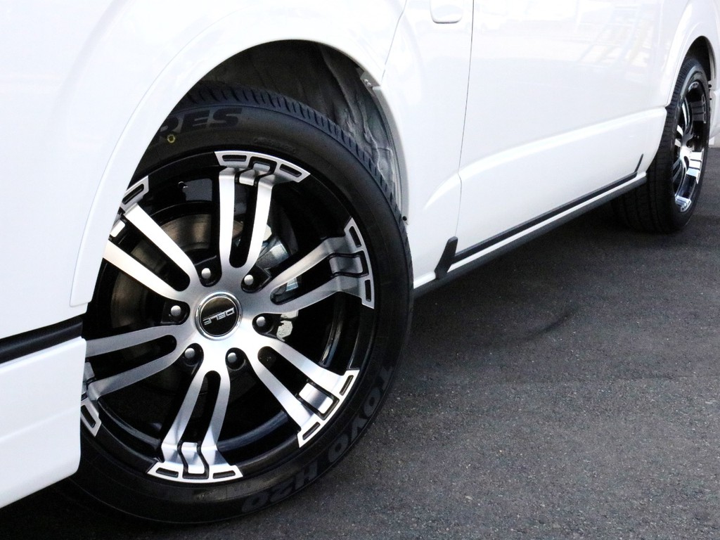 FLEX　オリジナルDelf02 18インチAWを装着済み！　タイヤはTOYO H20を合わせました。