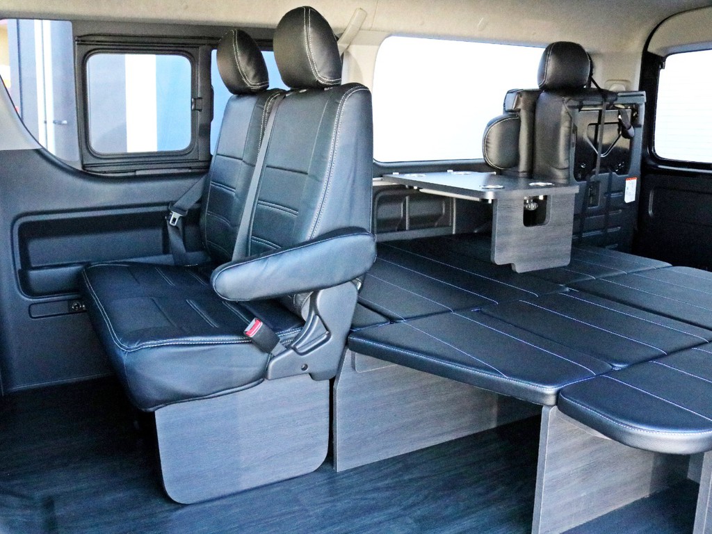 2列目シート、4列目シートにもレザー調シートカバーが設置されています。シートアレンジはフルフラット車中泊モードになっています。