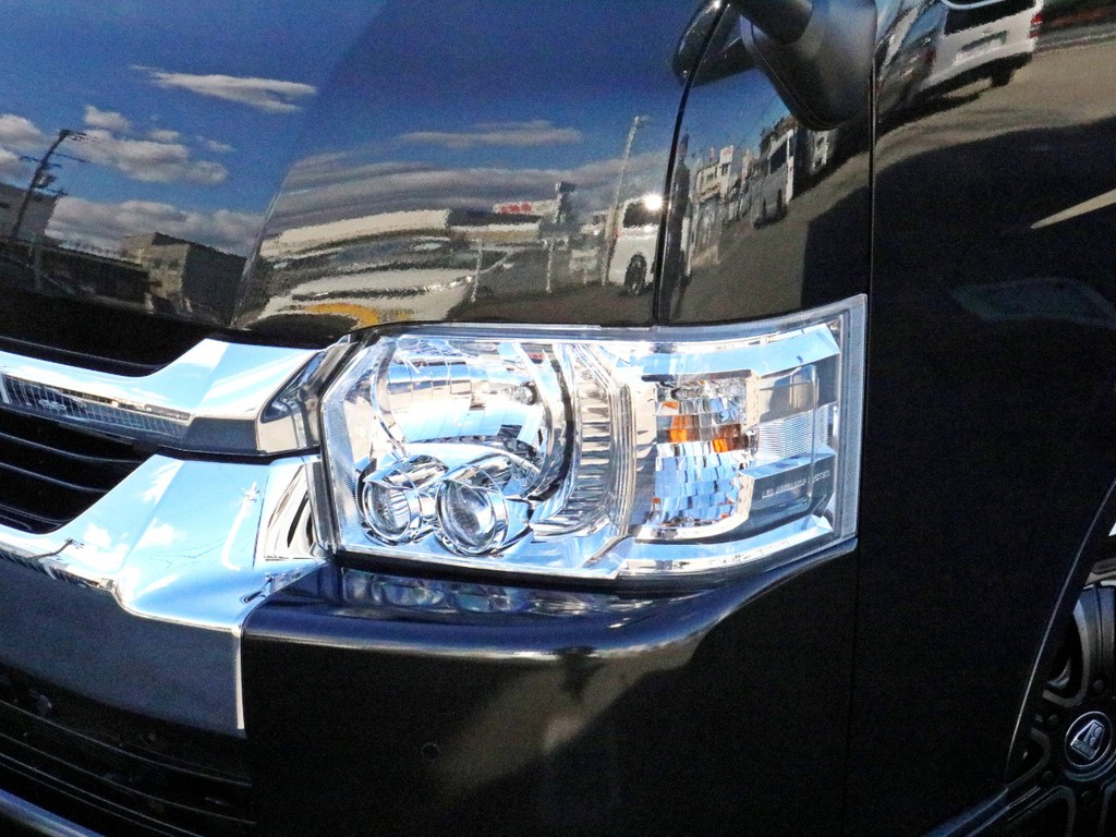 メーカオプションのLEDヘッドライトも搭載！　オートハイビームも搭載で夜道を明るく照らしてくれます。