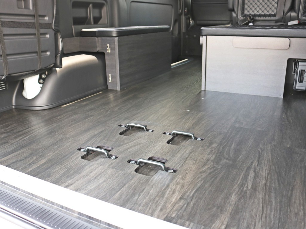 床張りフローリング施工済み！　車内が安定する他、水拭き可能なのでお手入れも楽になります。