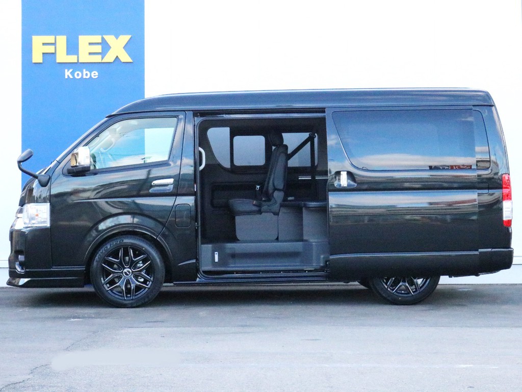 メーカーオプションのパワースライドドア付き！　パワースライドドアの開閉は運転席からも可能です。