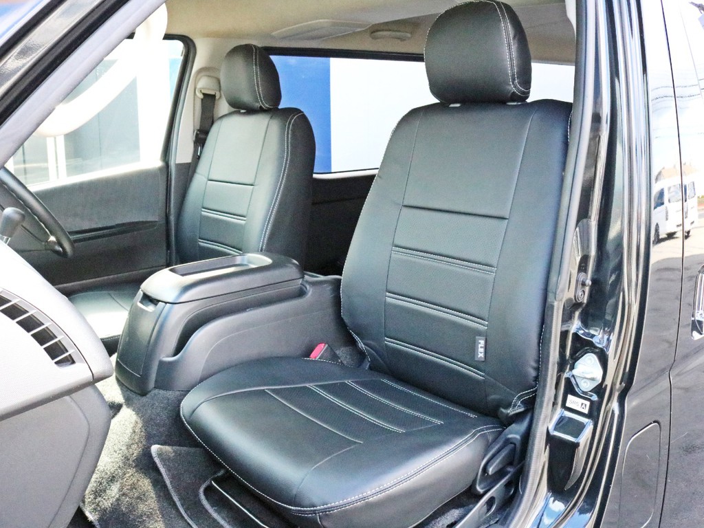 新品レザー調シートカバーを装着済み！　中古車両とは思えない綺麗な座席にお座り頂けます。