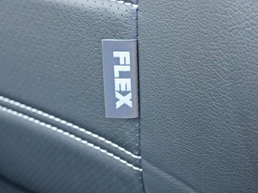 レザー調シートカバーはFLEXオリジナルの製品です。