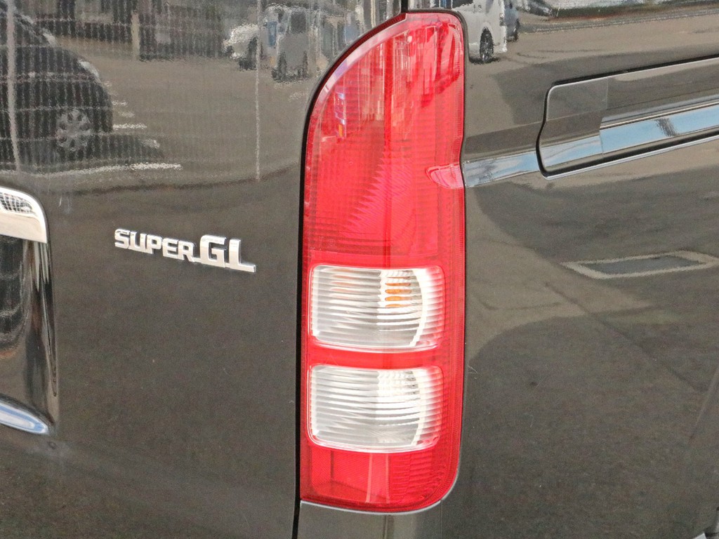テールはあえて旧式の純正テールを維持しています。FLEXテールランプや新型純正テールランプへの変更など追加のカスタムも喜んでお受け致します。