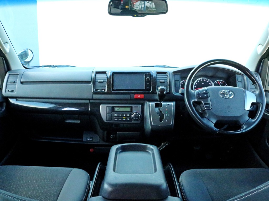 ダークプライム特別仕様なのでコックピットにも高級感が漂っています。中古車は現車限り、先着一名様限りとなりますので、ご来店お問い合わせはお早めに！　ハイエース専門店のFLEX神戸店まで！