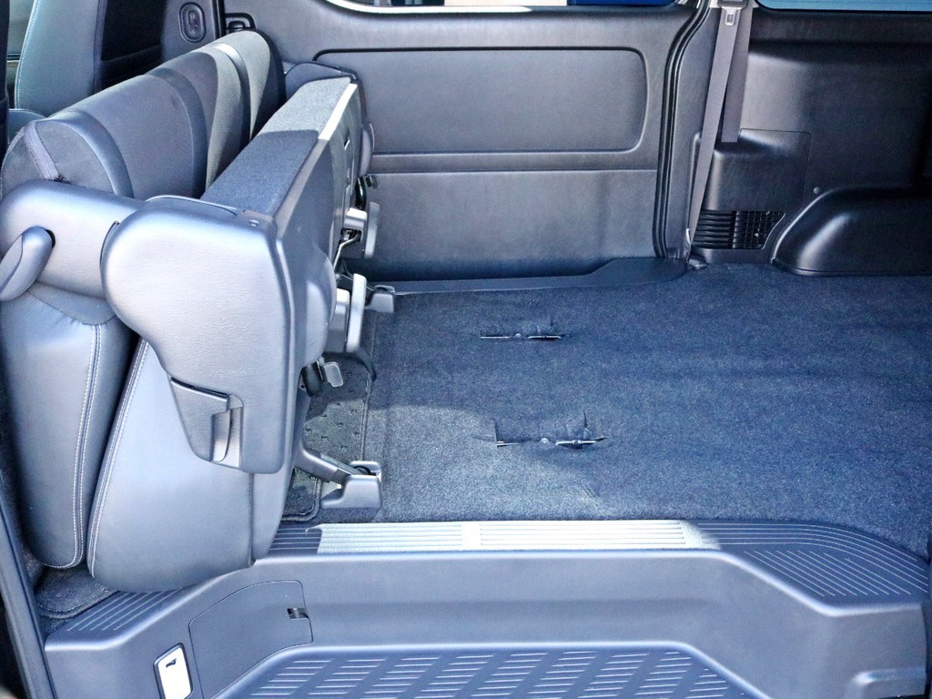 2列目シートを前方へ跳ね上げ収納することによって、より広い荷室スペースを確保する事が可能です。