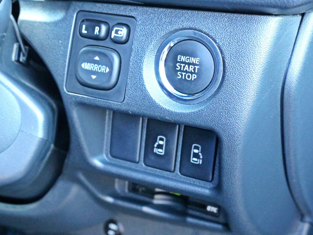 プッシュスタート＆スマートエントリーを完備！　両側パワースライドドアのリモートスイッチも運転席操作部にあります。勿論、ハイウェイドライブの必需品ETCもビルトイン済みです！