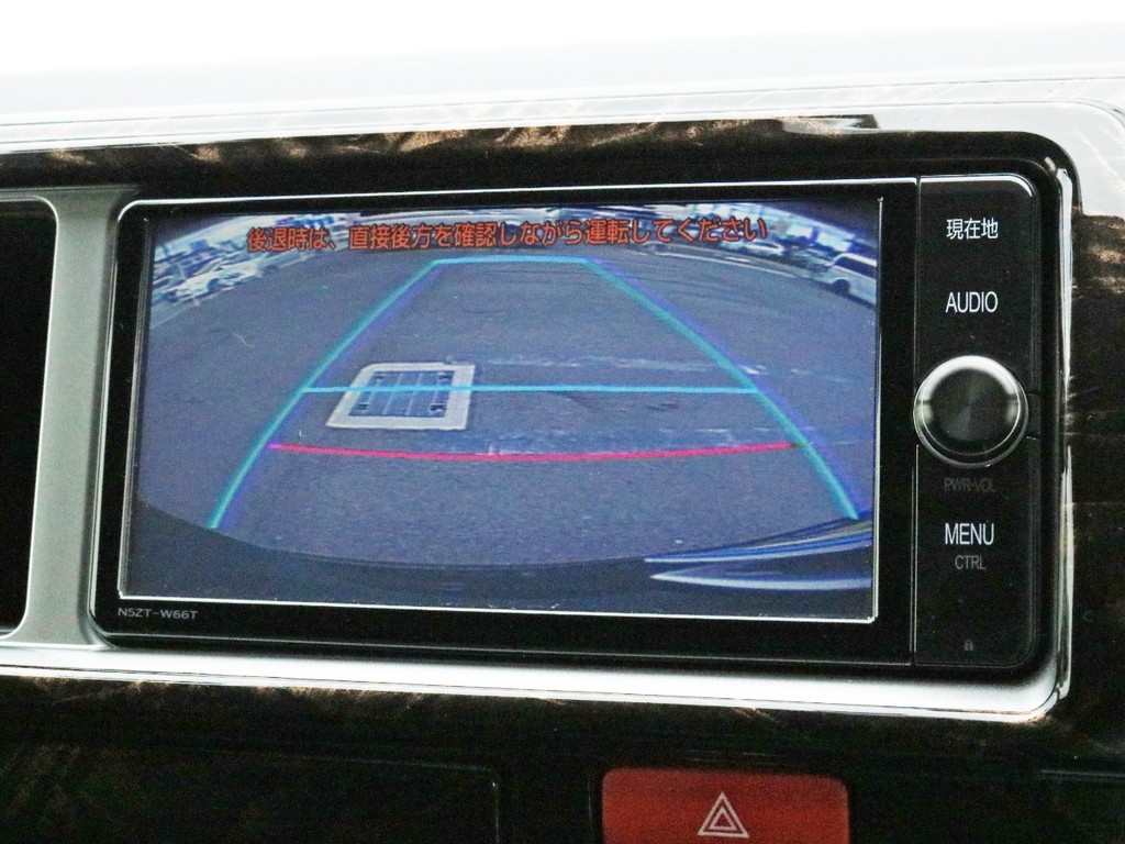 あると便利なバックモニター付き！　駐車時等に後方確認がしやすくなります。