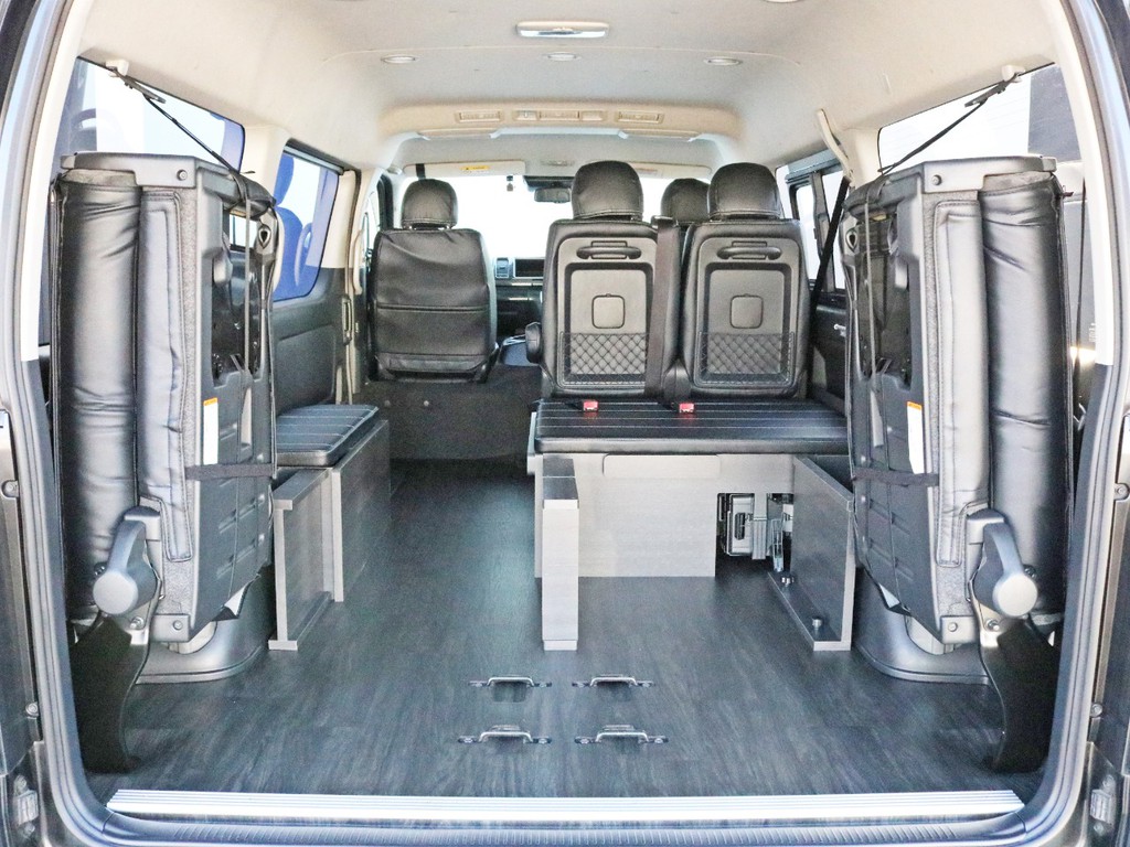 リヤハッチを開き、4列目シートを跳ね上げ収納し、ベッドパネルを外すと10人乗りワゴンGLなのに十分な広さの荷室スペースが確保されています。