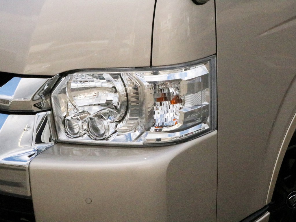 メーカーオプションのLEDヘッドライトも搭載済み！　夜道を安定的に明るく照らしてくれます。