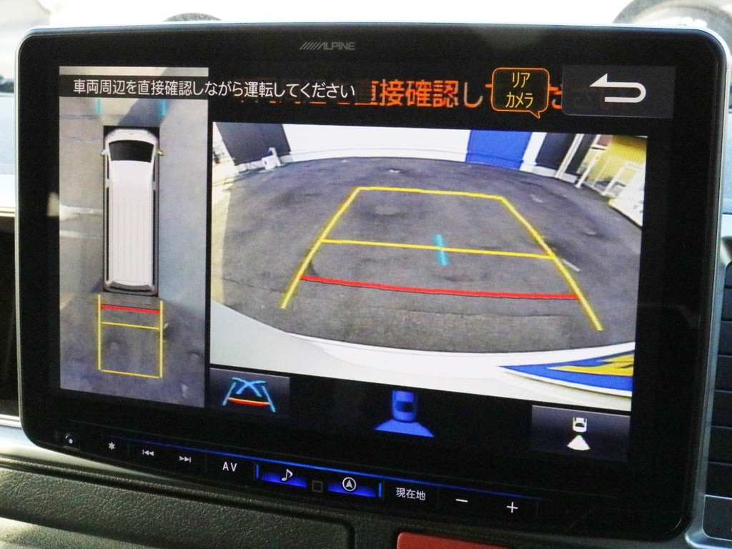 バックカメラやパノラミックビューモニターの映像はナビモニターに描写されます。画面はタッチパネルに対応しています。
