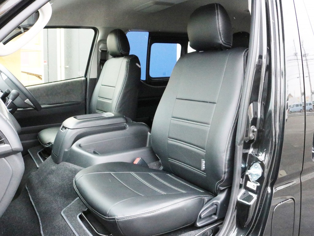 レザー調シートカバーを装着済み！　車内の高級感を演出すると共に純正シートの保護効果も期待出来ます。
