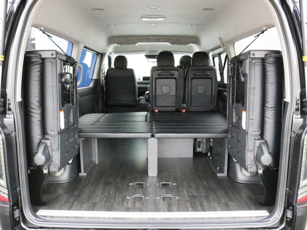 リヤハッチを開き、4列目シートを跳ね上げると10人乗りワゴンなのに十分な荷室スペースが確保されています。
