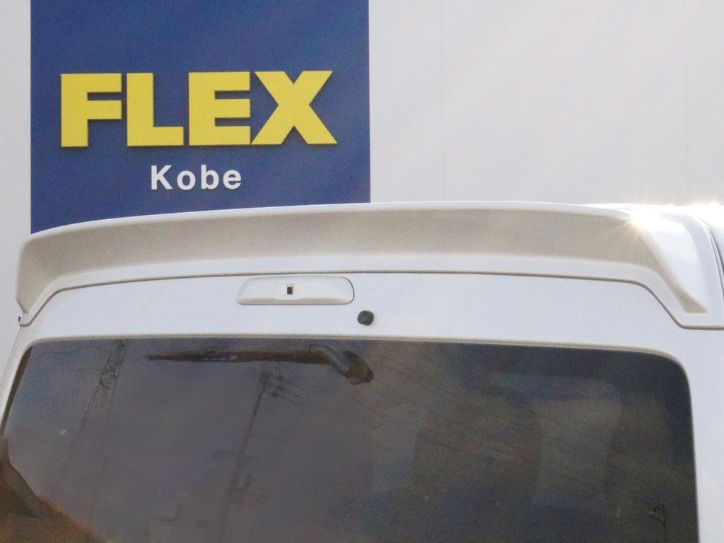 リアハッチ上部にはFLEXオリジナルデルフィーノラインリアスポイラーを設置！　高速域の空力特性や、横から見た際のシルエットを整える効果が期待出来ます。