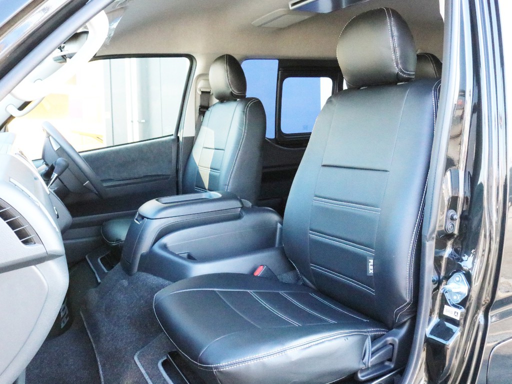 FLEXオリジナルレザー調シートカバーを装着済み！　車内に統一感を与えると共に、純正シートの保護効果も期待出来ます。