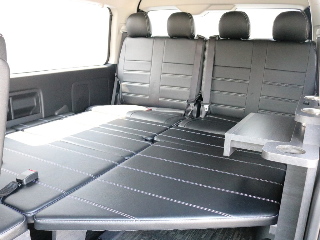 FLEXシートアレンジVer1.5を車中泊可能なフルフラットにした状態です。右手に見えるドリンクや小物が置けるサイドテーブルも車中泊時に便利です。