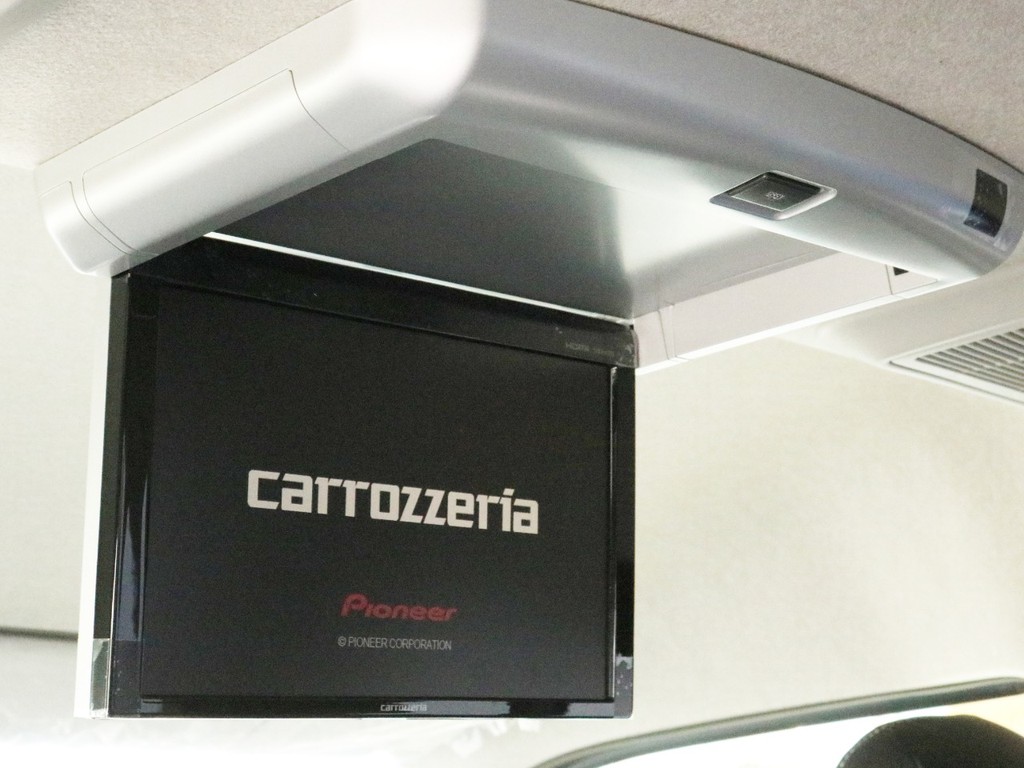 カロッツェリア　フリップダウン後席モニターを搭載！　車中泊時に重宝し、後席に座るゲストを退屈させません！