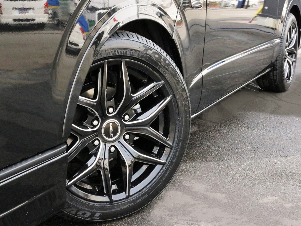 足元にはFLEX　Delf01　18インチを装着済み！　タイヤは人気のTOYO H20タイヤを合わせました。