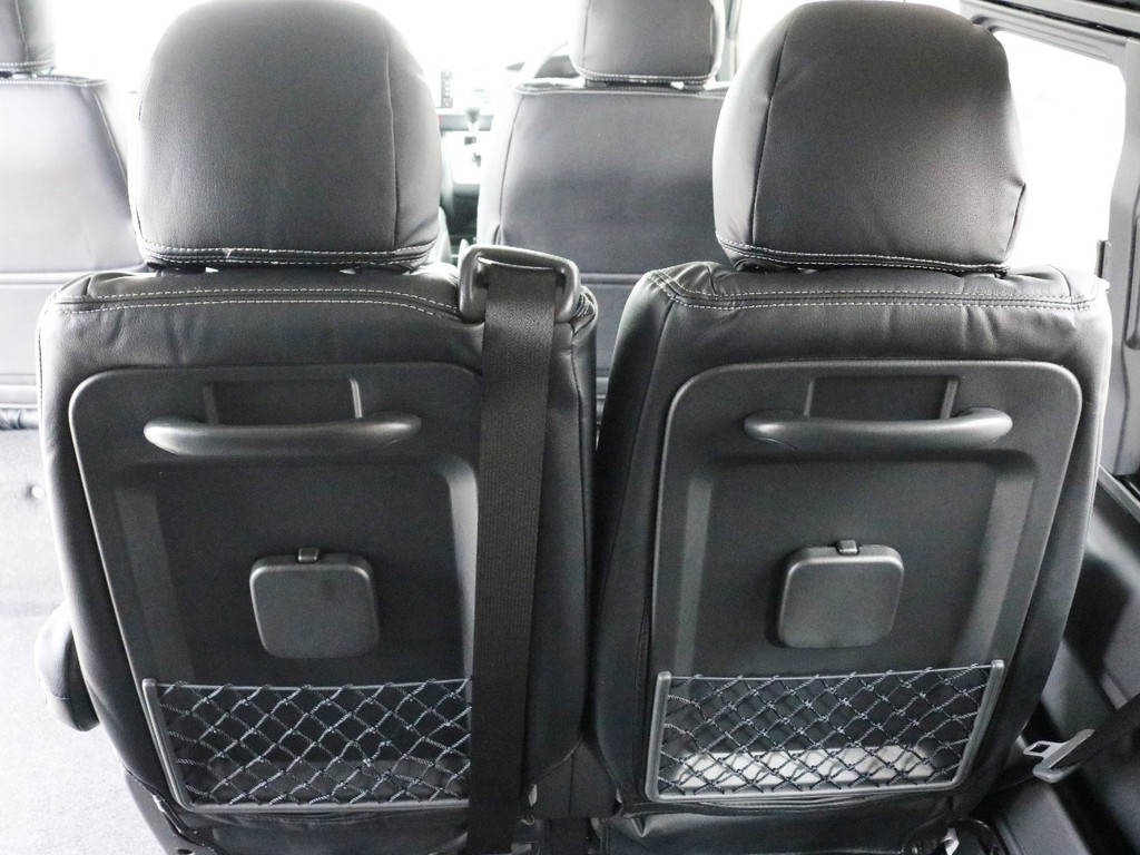 2列目、3列目シートの背面にはドリンクホルダーと荷物入れネットが設置されています。