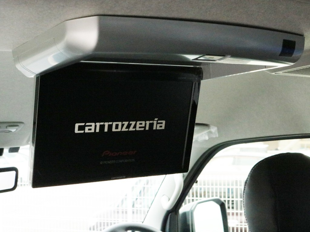 カロッツェリア　フリップダウン後席モニターを完備！　後方のゲストを退屈させません！