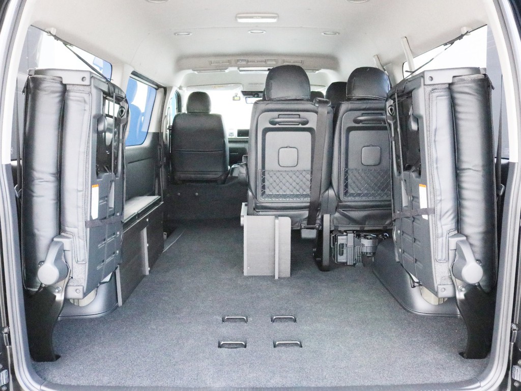 4列目シートを跳ね上げ収納することによって十分な荷室スペースを確保することが可能です。