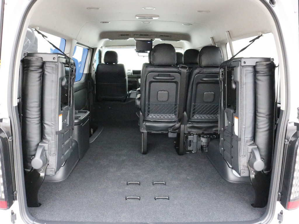 リアハッチを開いて4列目シートを跳ね上げ収納すると10人乗りワゴンなのに十分な荷室スペースを確保することが可能です。