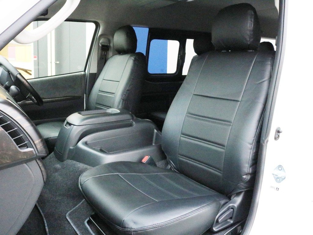 FLEXレザー調シートカバーを装着！　車内の高級感を演出すると共に、純正シートの保護効果も期待出来ます。