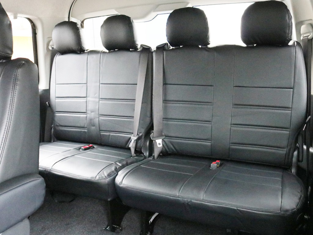 4列目シートは横並び4名の乗車が可能です。跳ね上げ収納することによって荷室スペースとして活用することも可能です。