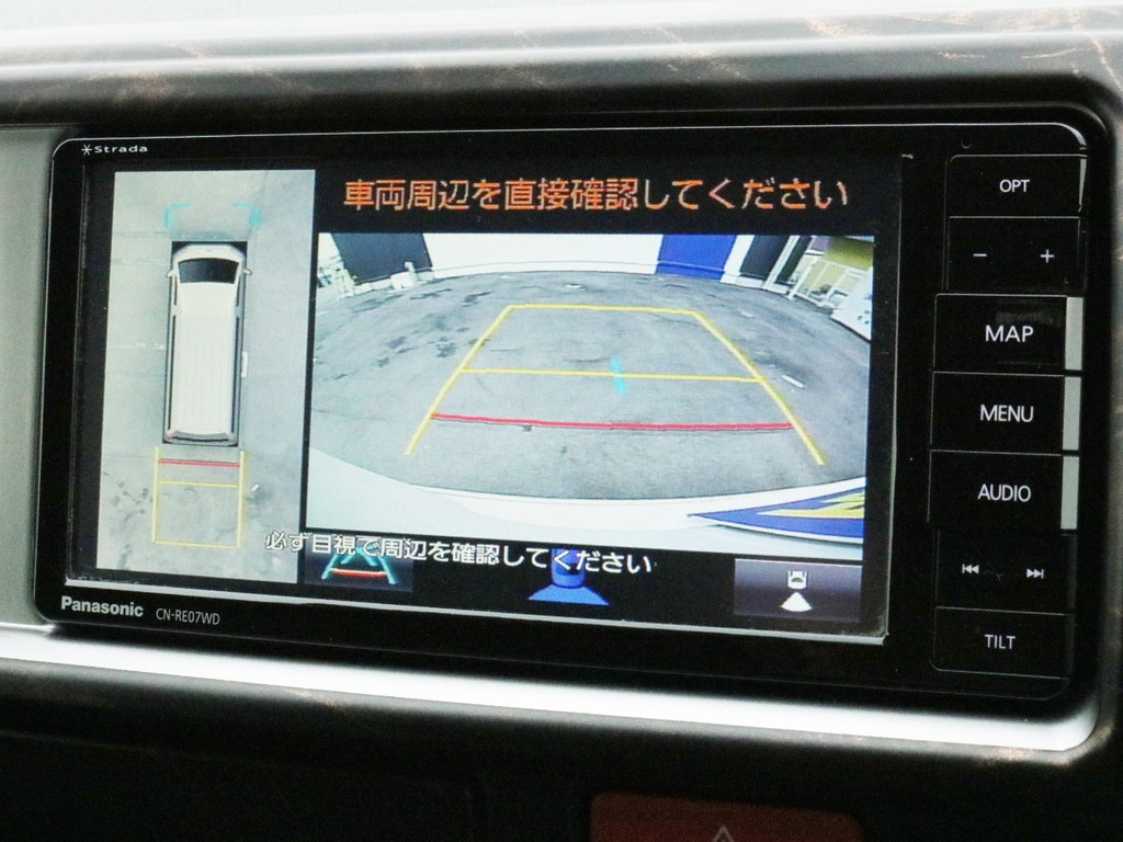 ストラーダSDフルセグナビを搭載！　バックカメラやパノラミックビューモニターの映像はナビモニターに出力されます。