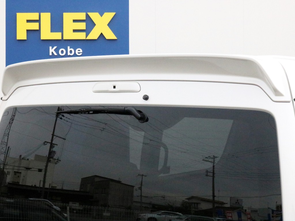 リアハッチ上部にはFLEXオリジナルデルフィーノラインリアスポイラーを設置！　高速域の空力特性や、横から見た際のシルエットを整える効果が期待出来ます。