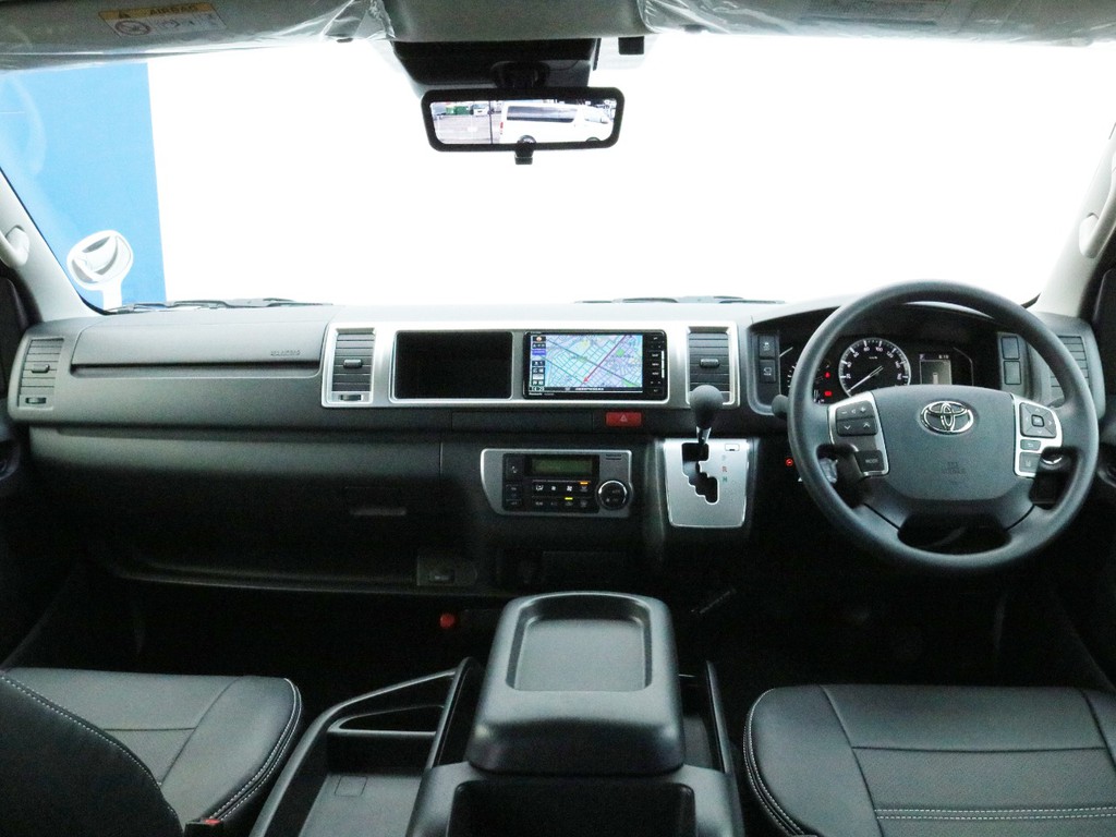 電装系にはパナソニックＳＤフルセグナビを搭載し、後席のゲストが退屈しないようにカロッツェリア　フリップダウン後席モニターを搭載！勿論、ハイウェイドライブの必需品ETCも完備！