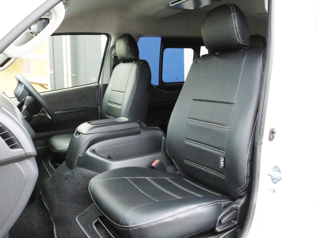 FLEXオリジナルレザー調シートカバーを完備！　車内に高級感を与える他、純正シートの保護効果も期待出来ます。