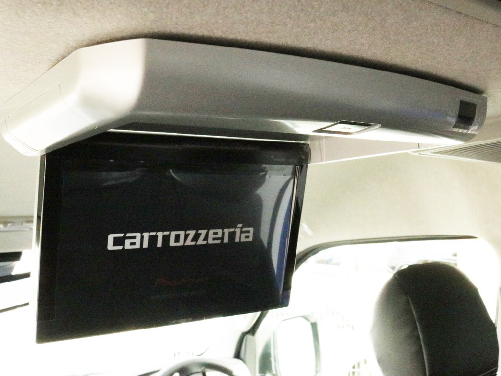 カロッツェリアフリップダウン後席モニターを完備！　後席のゲストを退屈させません！