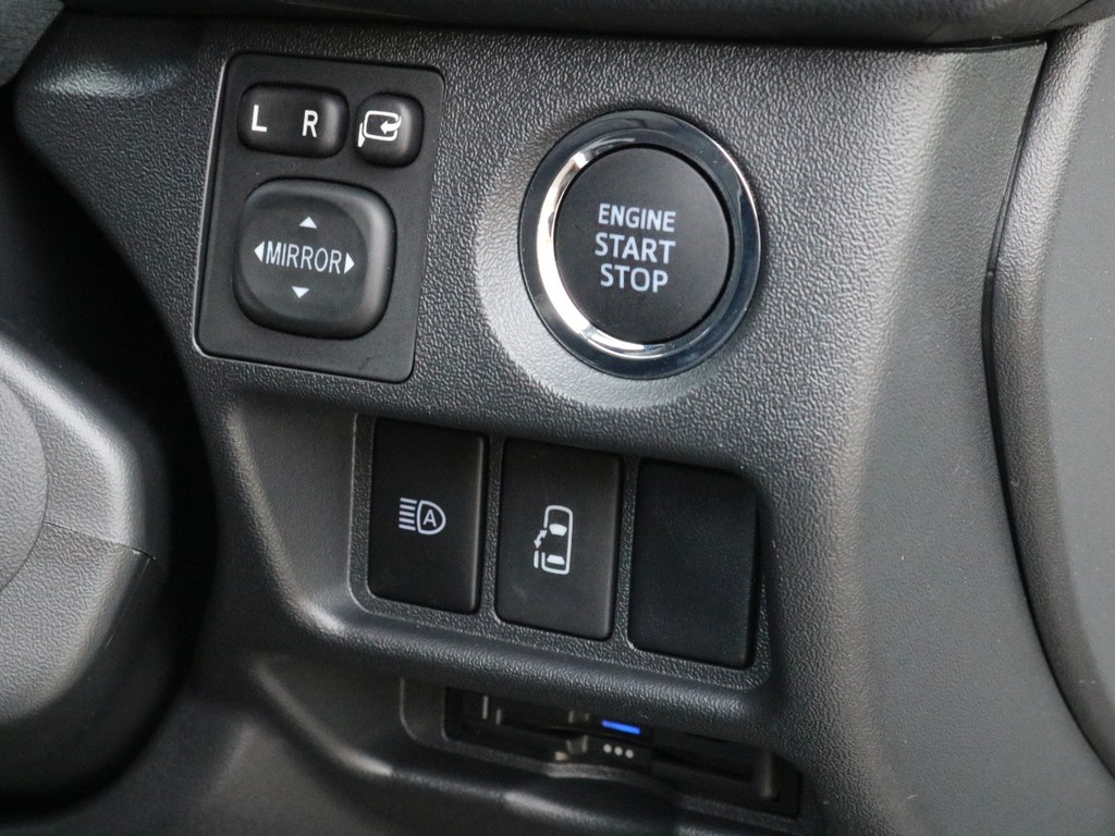 プッシュスタート＆スマートエントリーを完備！　パワースライドドアの開閉はこちらの操作部からも可能です。