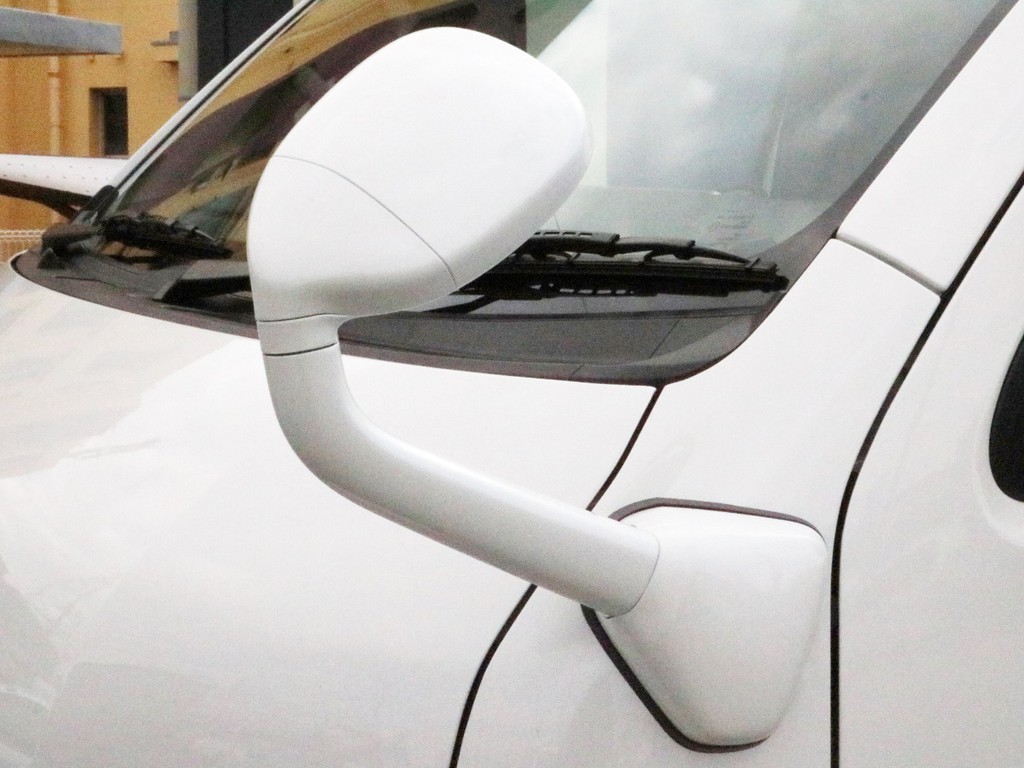 ハイエースファンなら気づくワンポイント！　同色塗装済みガッツミラー（コーナーミラー）です！　カラーリングに統一感が生まれます。