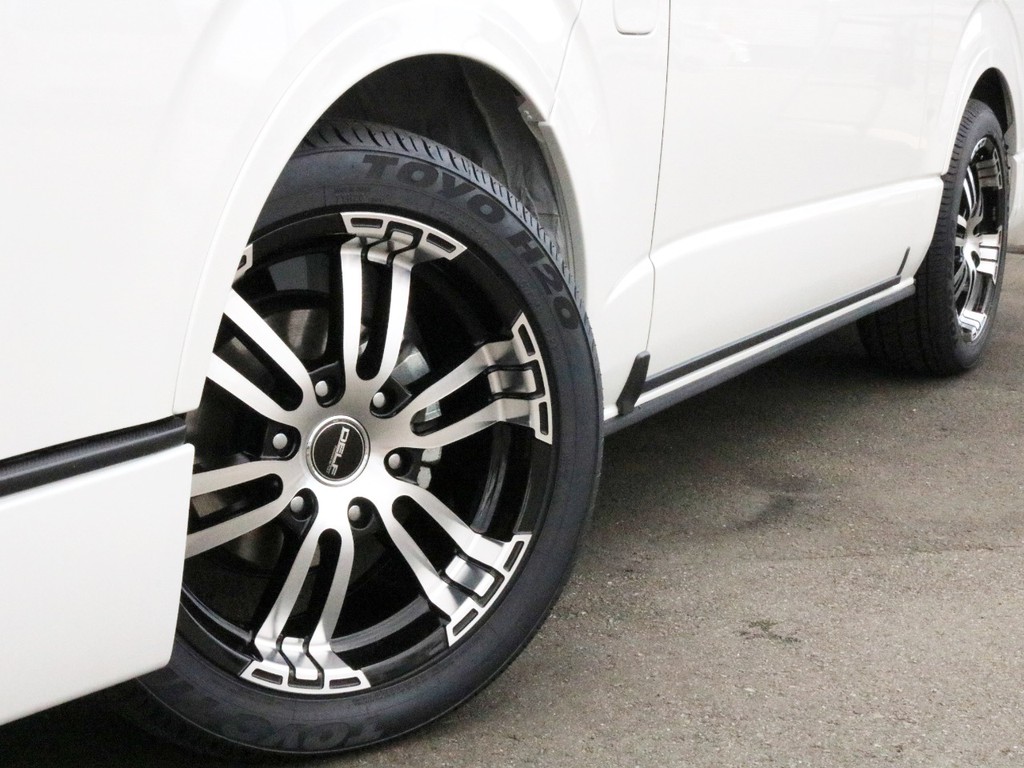 足元にはFLEXオリジナルDelf02　18インチAWを装着！　タイヤはナスカータイヤを装着しています。