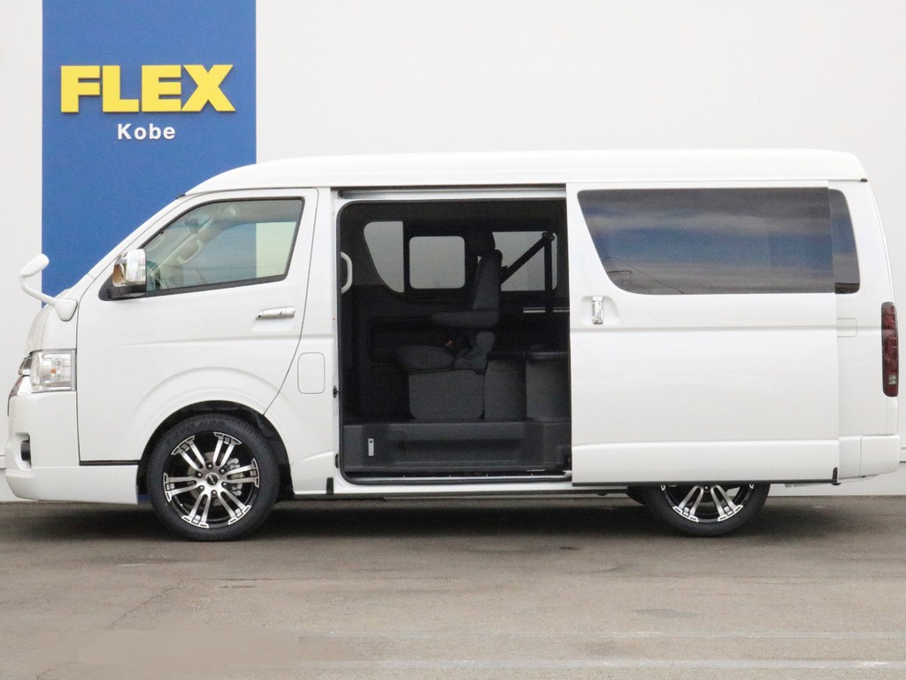 メーカーオプションのパワースライドドアを完備！　車高は1インチローダウンされています。ローダウンしたことにより日々の乗り降りが少し楽になります。