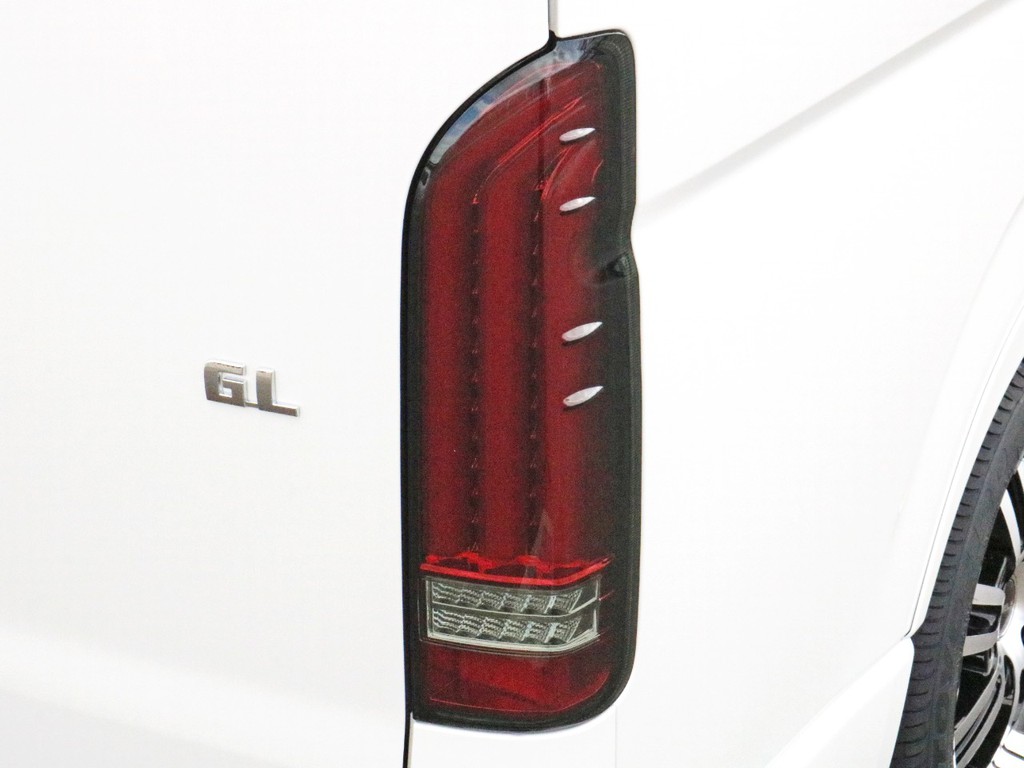 アルティメットLEDテールランプを装着済み！　視認性、デザイン性共に優れた一品です！