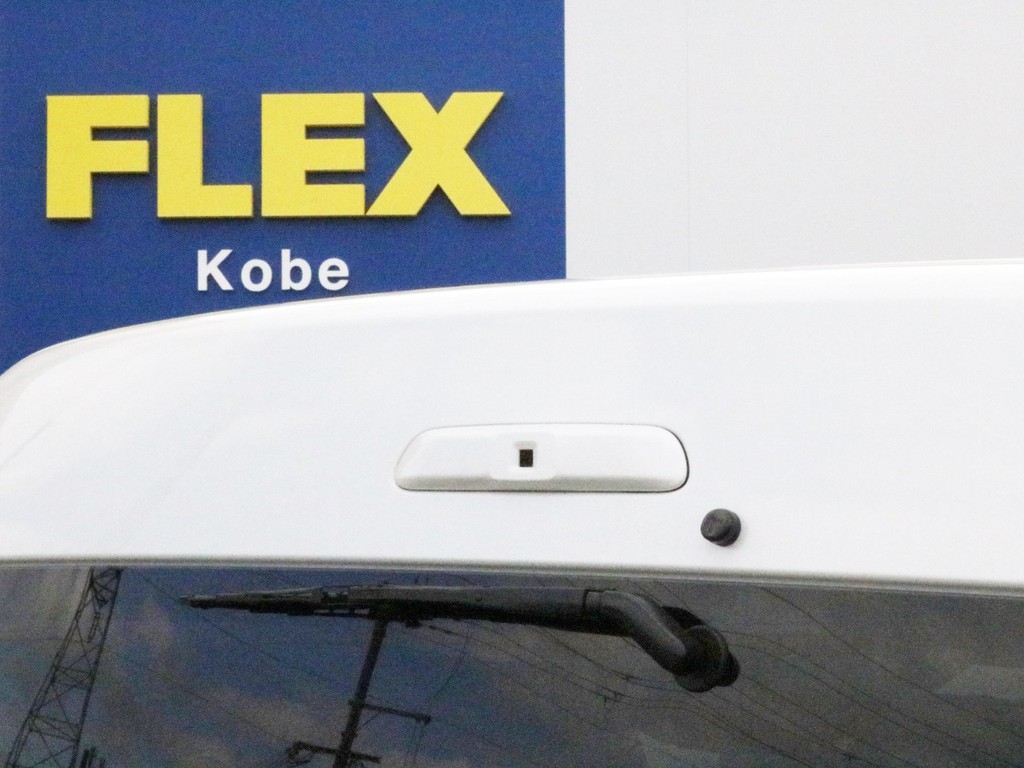 6型から追加されたメーカーオプション3種を完備！　写真はデジタルインナーミラーに後方の映像を送るカメラです。