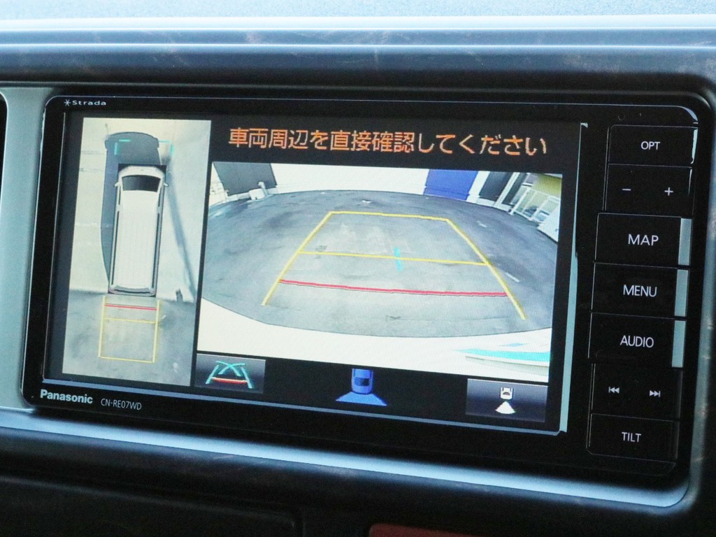 ストラーダSDフルセグナビを搭載！　バックカメラやパノラミックビューモニターの映像はナビモニターに描写されます。