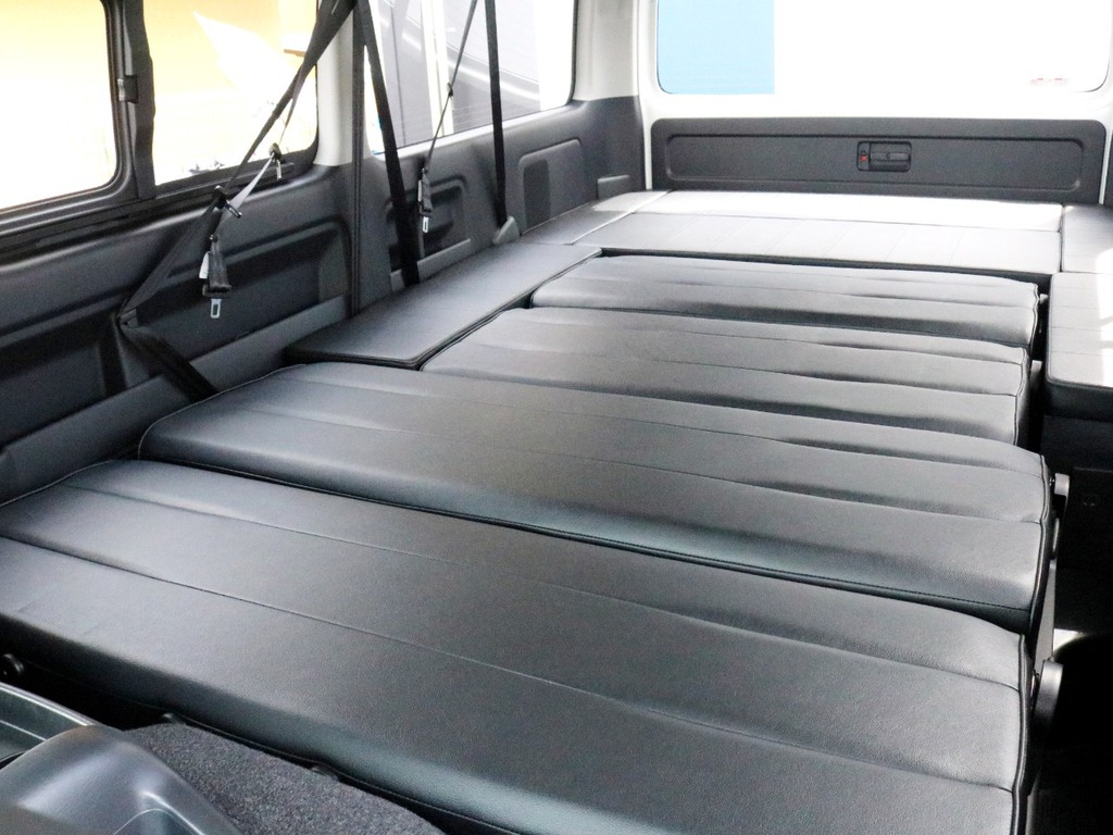 後部座席全体をフルフラット車中泊モードに変化させた状態です。広々とした空間でゆったりとおくつろぎ頂けます。