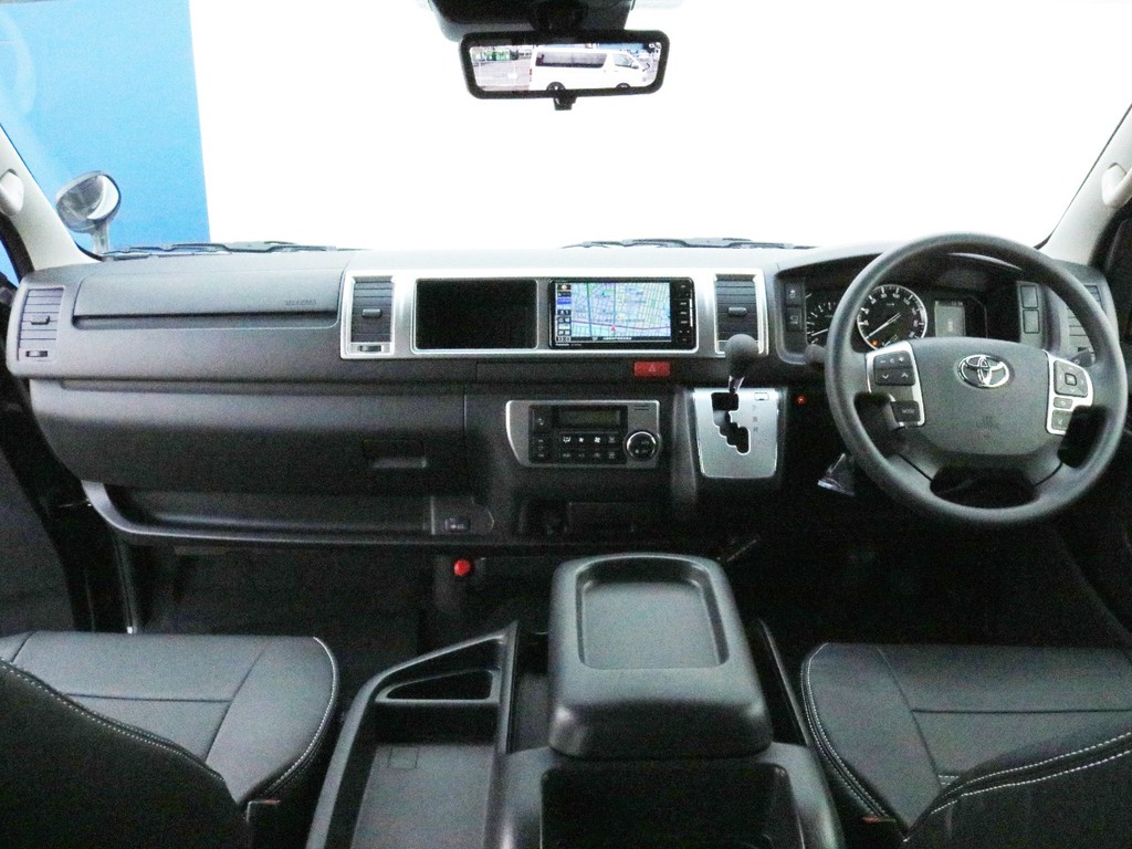 電装系にはストラーダSD地デジナビを搭載！後席のゲストを退屈させないようにフリップダウン後席モニターも完備！　勿論、ハイウェイドライブの必需品ETCも完備しています。