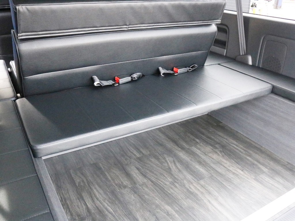 最後部下にはシートベルトが設置されており、これにより後ろ向き3人の搭乗が可能です。