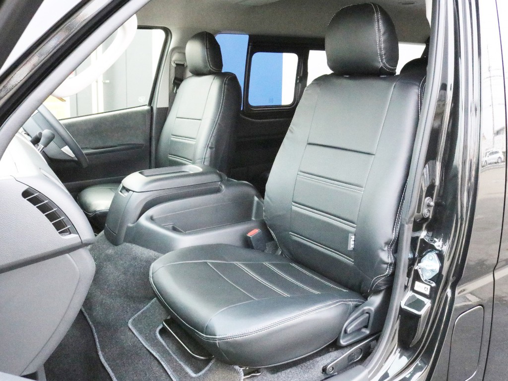 FLEXオリジナル　レザー調シートカバーを設置済み！　車内に高級感を与えると共に、純正シートの保護効果も期待出来ます。