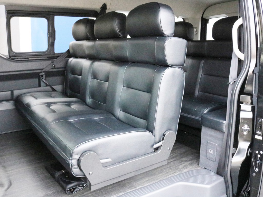 Ver5の2列目シートは1400幅3人掛けベンチシートが設置されています。乗り心地が良いのは勿論のこと、利用方法に合わせて後ろ向き対座モードや、フルフラット車中泊モードにも変化します。