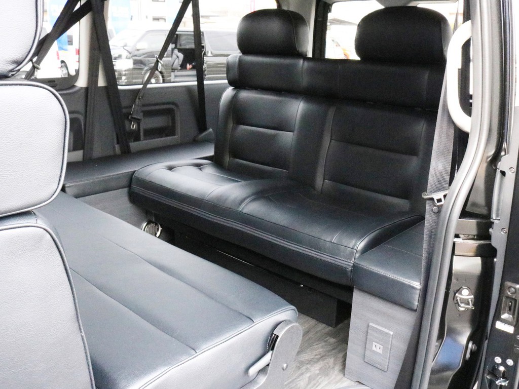 2列目ベンチシートを後ろ向き対座モードに切り替えた状態です。後部座席のゲスト同士で楽しく談笑しながら、ドライブを楽しんでもらうことも可能になります。