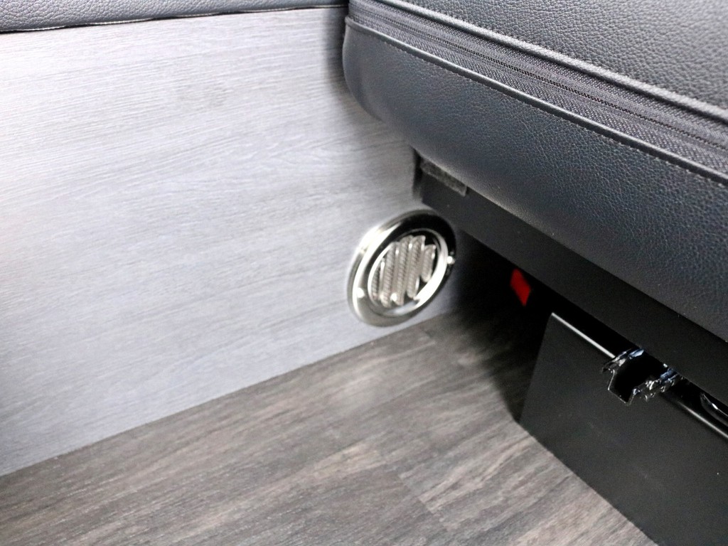 リアヒーターの吹き出し口が足元に設置されています。寒い冬場でもゲストに快適なドライブを楽しんで頂けます。