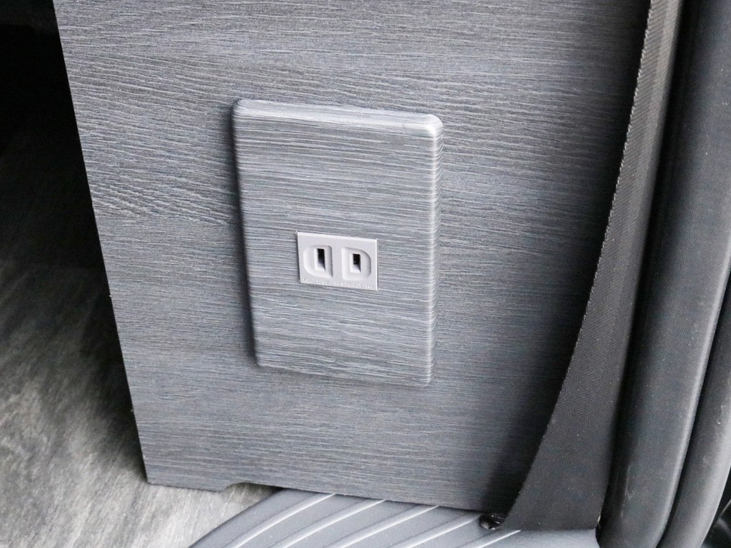 スライドドアを開けて右手側には、あると便利なACコンセントが設置されています。充電やモバイル機器の使用等にお使い頂けます。