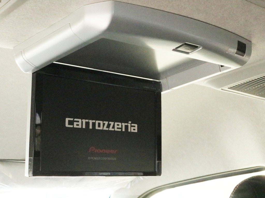 カロッツェリア1020フリップダウンモニターを設置済み！　後席に座ったゲストにDVDやTVの映像を提供する事が可能です。