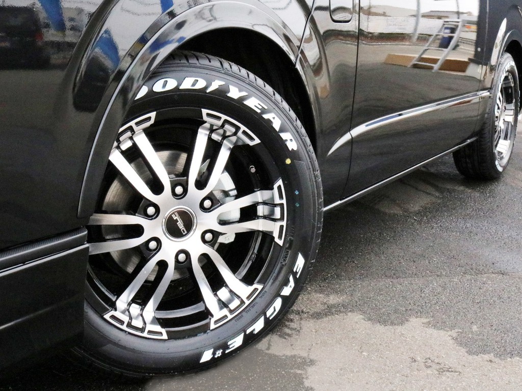 FLEXオリジナル　Delf02　17インチホイールを装着済み！　タイヤはナスカーホワイトレタータイヤを合わせました。